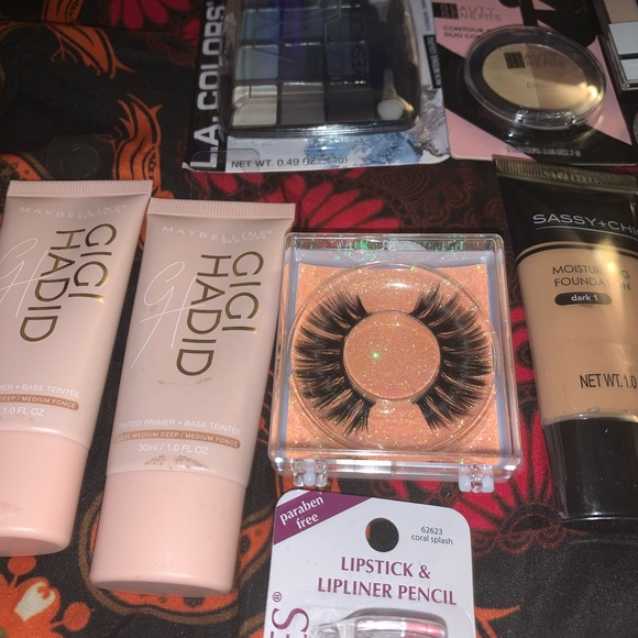 Makeup Bundle - Picture 8 of 8